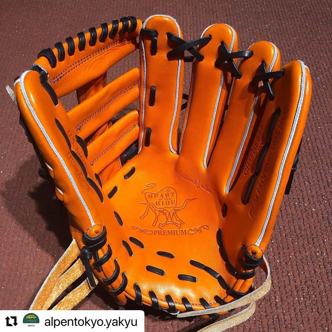 Rawlings Japanさんのインスタグラム写真 - (Rawlings JapanInstagram)「#Repost @alpentokyo.yakyu with @use.repost ・・・ 【ローリングス硬式グラブ⚾️】  革の味と香りにこだわったプレミアムレザーを使用したフィット感のあるグラブ✨  HOH® PREMIUMシリーズが入荷致しました✨  気になる方は店頭で是非チェックをお願いします👍  商品選びから様々な加工まで、  あらゆるご相談にお応えします。  ￣￣￣￣￣￣￣￣￣￣￣￣￣￣￣￣￣￣￣￣  📍スポーツデポフラッグシップストア新宿店 東京都新宿区新宿３丁目23-7 ユニカビル 「Alpen TOKYO」B2F 🕙 平日11:00-22:00 土日祝10:00-22:00  ￣￣￣￣￣￣￣￣￣￣￣￣￣￣￣￣￣￣￣￣ #AlpenTOKYO #Alpentokyo野球 #baseball#スポーツデポ #野球#ベースボール#野球グローブ#グローブ#硬式グラブ#軟式グラブ#グラブ型付け#湯もみ#野球道具#野球用品#野球好き#野球好きな人と繋がりたい#草野球#社会人野球#大学野球#野球部#プロ野球選手#野球ファン#グローブ手入れ#プロ野球#ローリングス#rawlings#rawlingsglove#HOH® PREMIUM @rawlings_japan_llc」7月29日 11時45分 - rawlings_japan_llc