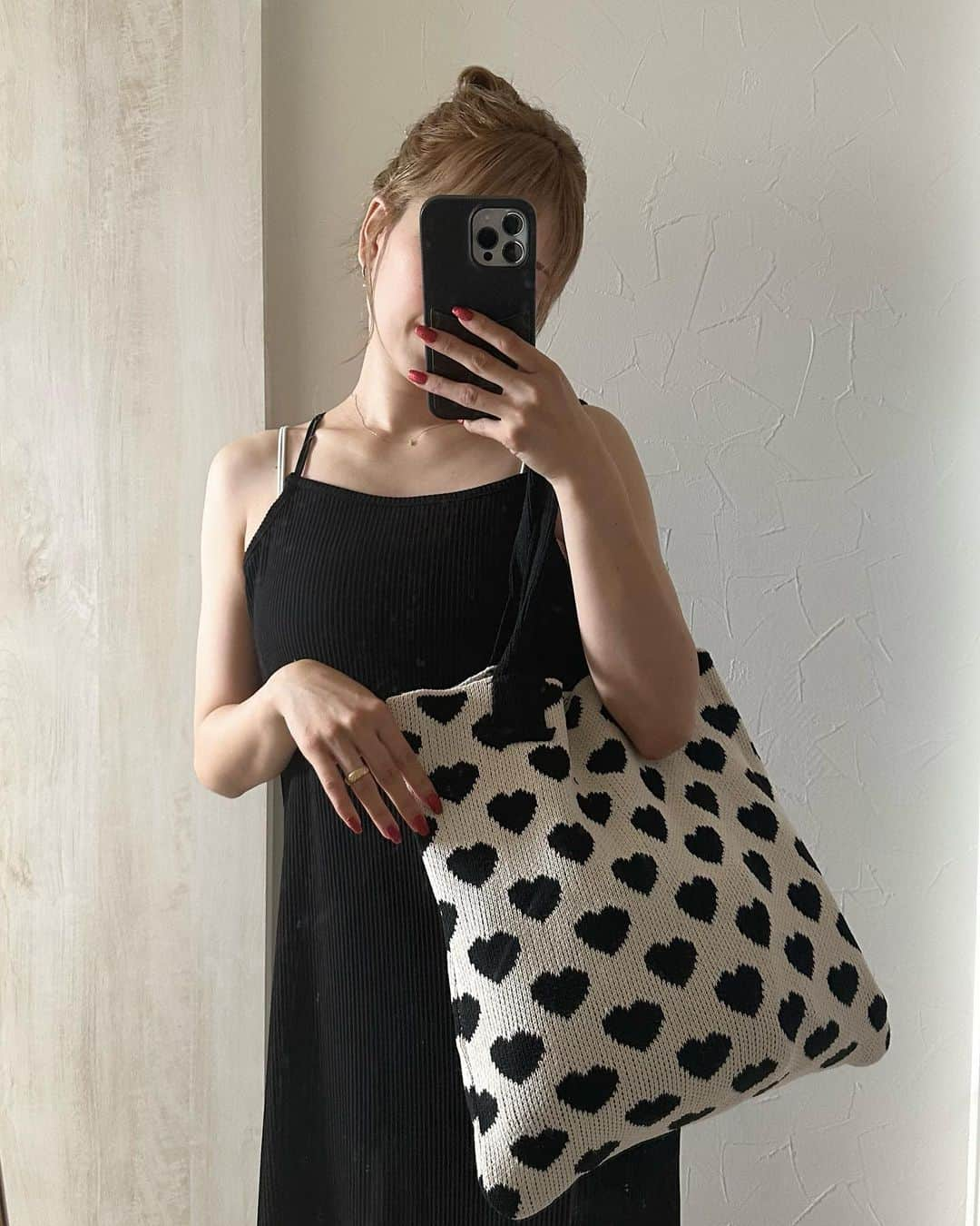 二宮璃子のインスタグラム：「@shein_japan で買ったハートのバッグ可愛すぎる🥺🖤🖤 色違いで他のも買ったよ〜😍  #shein #shein購入品 #shienコーデ #shienバッグ #プチプラバッグ #マザーズバッグ #マザーバッグ #3児まま #3児のまま #3児ママ #３児ママ #お団子ヘア #お団子ヘアー」