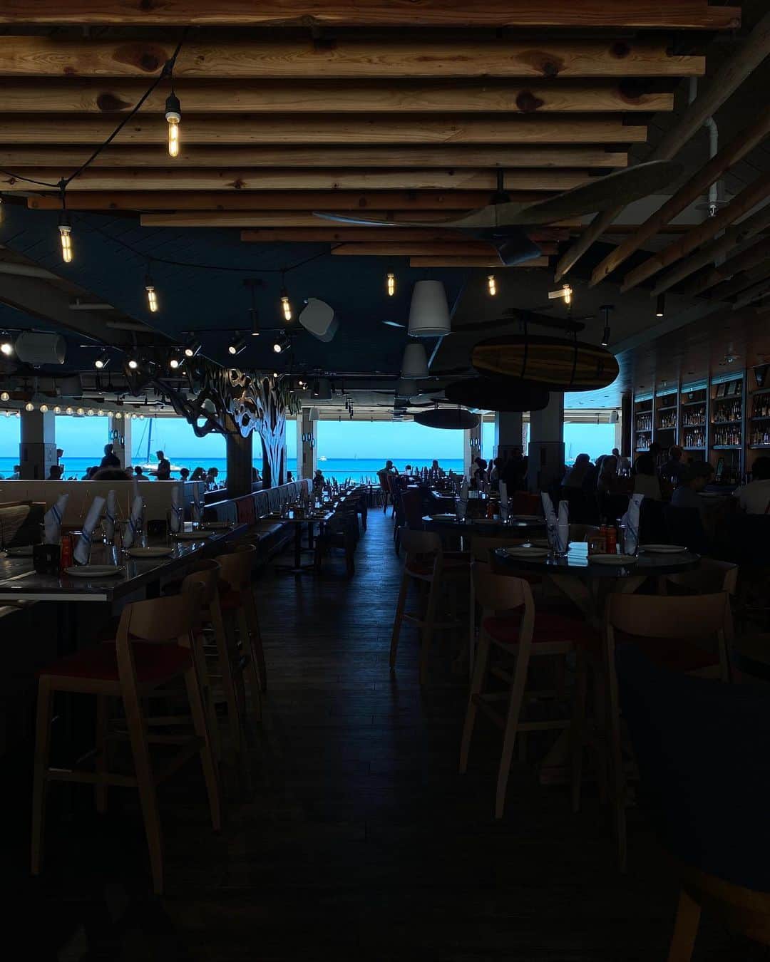 工藤まやさんのインスタグラム写真 - (工藤まやInstagram)「アウトリガーリーフにオープンしたモンキーポッド。青く輝く海も店内の様子もどちらもお見せしたい🩵💚 で、2枚🥳  #ハワイ #hawaii #monkeypod」7月29日 11時48分 - mayahawaii325
