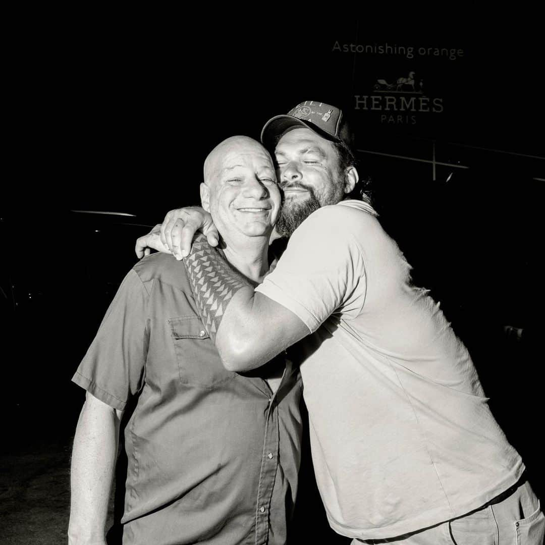 ジェフリー・ロスのインスタグラム：「@prideofgypsies smooches the pride of Jersey.  The feeling is mutual Jason Momoa. 😘Thanks for the pic @lizvig @thecomedystore」