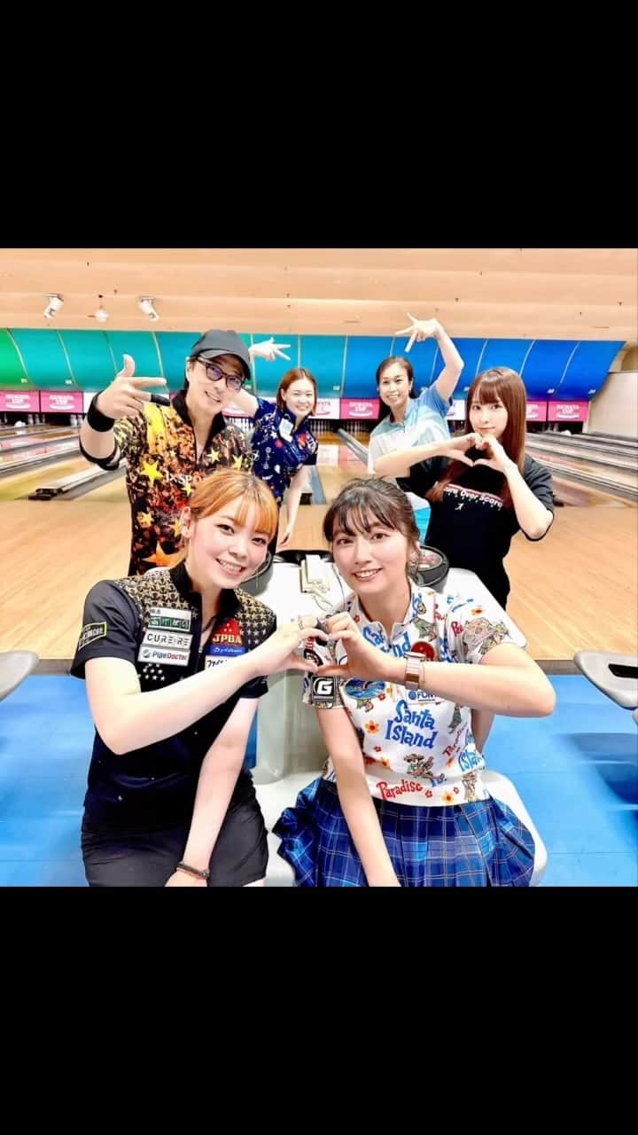 黒田アーサーのインスタグラム：「月曜日の花きゃべつリーグ🎳 東海オープン2023では 惜しくも6位の名和秋ブロと 16位の三浦美里プロ。 2人とも良く頑張りましたよね😤💪 特に秋ちゃんは六甲クイーンズ4位からの 6位と調子が良いいです！ 優勝🏆まであと少しです😊💕 頑張れ秋ちゃん‼️  僕も花きゃべつリーグのパートナーとして 恥ずかしくないボウリングをしなくては！😤💪 リーグ終了後に遅くなったレーンの攻略法、 中からボールを出して投げる練習しました！ #東京ポートボヴル #花きゃべつリーグ  #名和秋プロ  #三浦美里プロ  #飯田菜々プロ #熊本美和 #キムヒョンスク  #ポート公式アンバサダー #黒田アーサー」