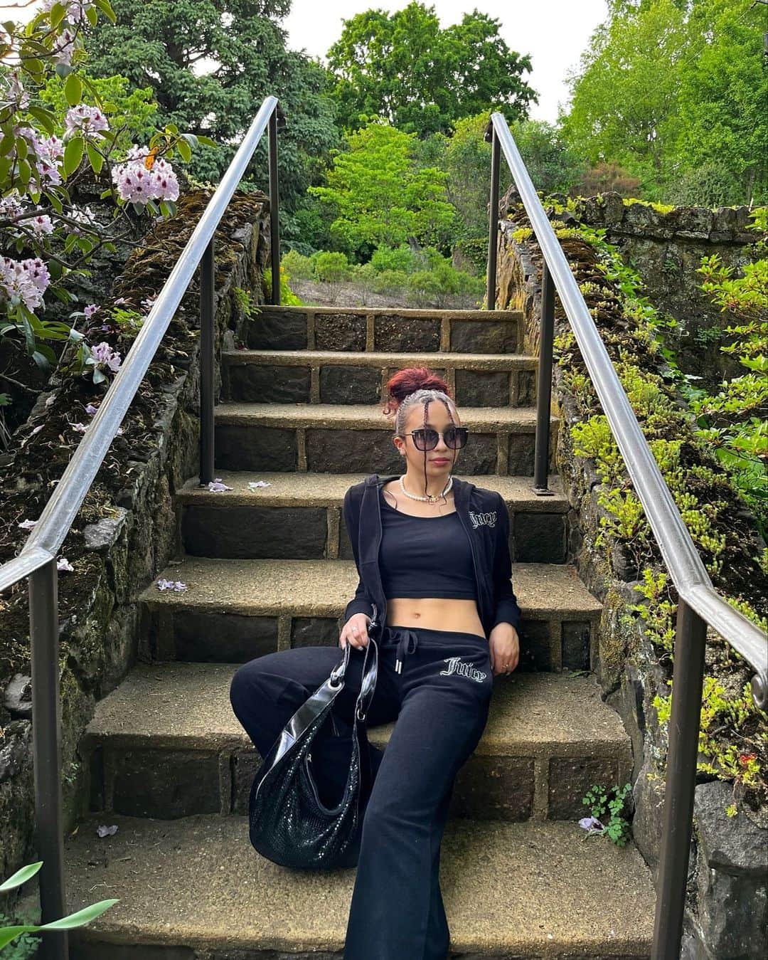 ジューシークチュールのインスタグラム：「Summer Friday energy 🖤 #JuicyCouture」