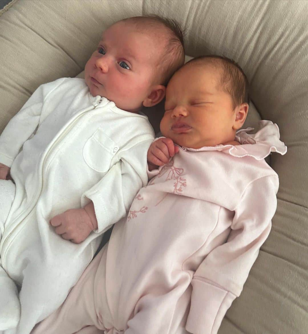 ファーン・マッキャンさんのインスタグラム写真 - (ファーン・マッキャンInstagram)「💕𝐆𝐢𝐫𝐥 𝐆𝐚𝐧𝐠 💕  Exactly 2 weeks apart our little girls met for the first time today 🥹 such a special moment ✨   𝑭𝒊𝒏𝒕𝒚 & 𝑼𝒏𝒂   🫶🏻 🫶🏻」7月29日 3時14分 - fernemccann