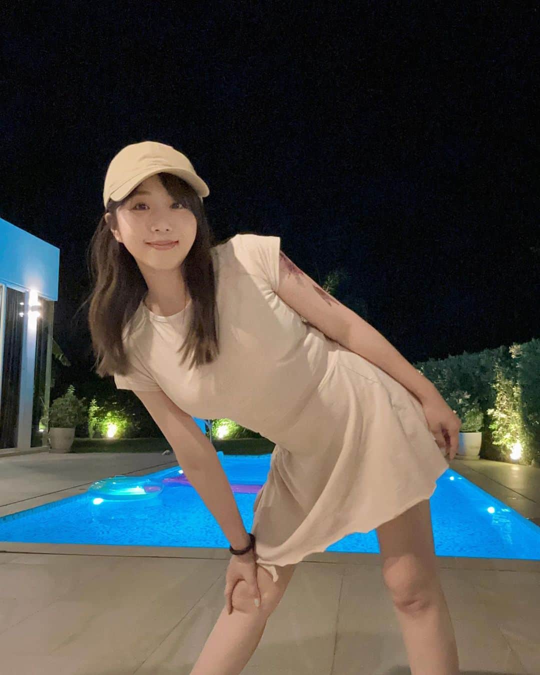 鄭茵聲のインスタグラム：「離開這美麗的民宿了 我會再來的😏 我以後的家也要這樣搞 好喜歡 #華欣🇹🇭 #泳池超讚 #深度有150唷 #差點被滅頂 #泰妹捕夢網」