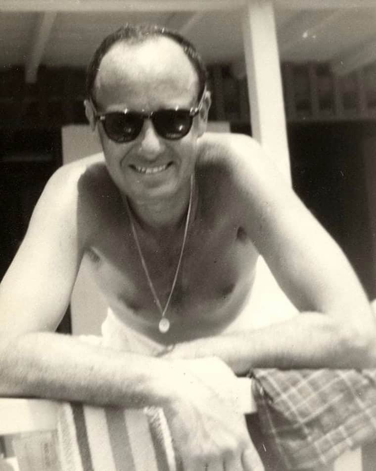 スタン・リーのインスタグラム：「#FlashbackFriday to summertime Stan ☀️ #StanLee」