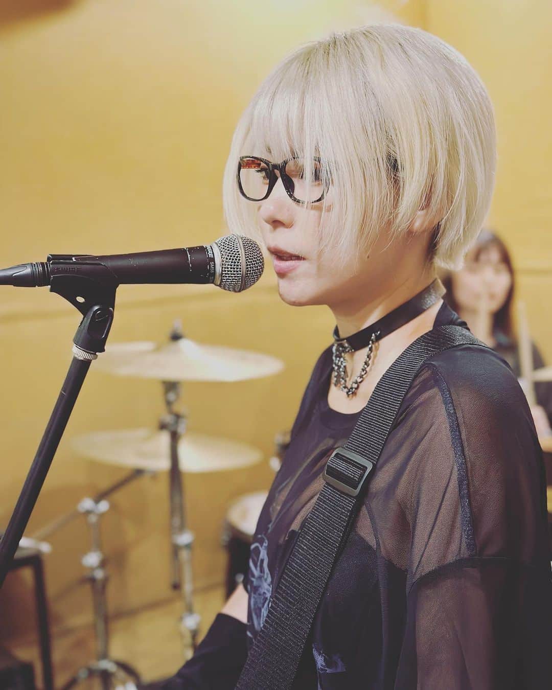 塚田綾佳のインスタグラム：「ワンマンライブまであと1日！！ 7月30日(日)開催🥰❣️  準備、練習頑張りました( °ཫ°)❤️‍🔥  あとは本番楽しむだけ( ᵒ̴̶̷̤໐ᵒ̴̶̷̤ )💓  7/29(土)リハ前に秋葉原よります！ #あやぽんを探せ in 秋葉原  ラスト！手売りドリチケ販売します！ チェキも撮れる🫣💓💓  ワンマンライブぜひぜひ気軽に来てね~~~❣️❣️°ʚ(*´꒳`*)ɞ°.  ーー 入場無料！！ 『#塚田綾佳ワンマンライブ』開催 @新宿BAN×KARA  【日時】2023年7月30日(日) 14:00 先行入場/お渡し会 14:30開場 / 15:00開演  18:00 打ち上げ  入場無料･優先入場ご予約はこちら https://t.livepocket.jp/e/zzfq9  ー #金髪ショート #アイドルあやぽん #入場無料 #入場無料イベント #入場無料ライブ  #塚田綾佳ワンマンライブ #塚田綾佳2ndワンマンライブ #ワンマンライブ」