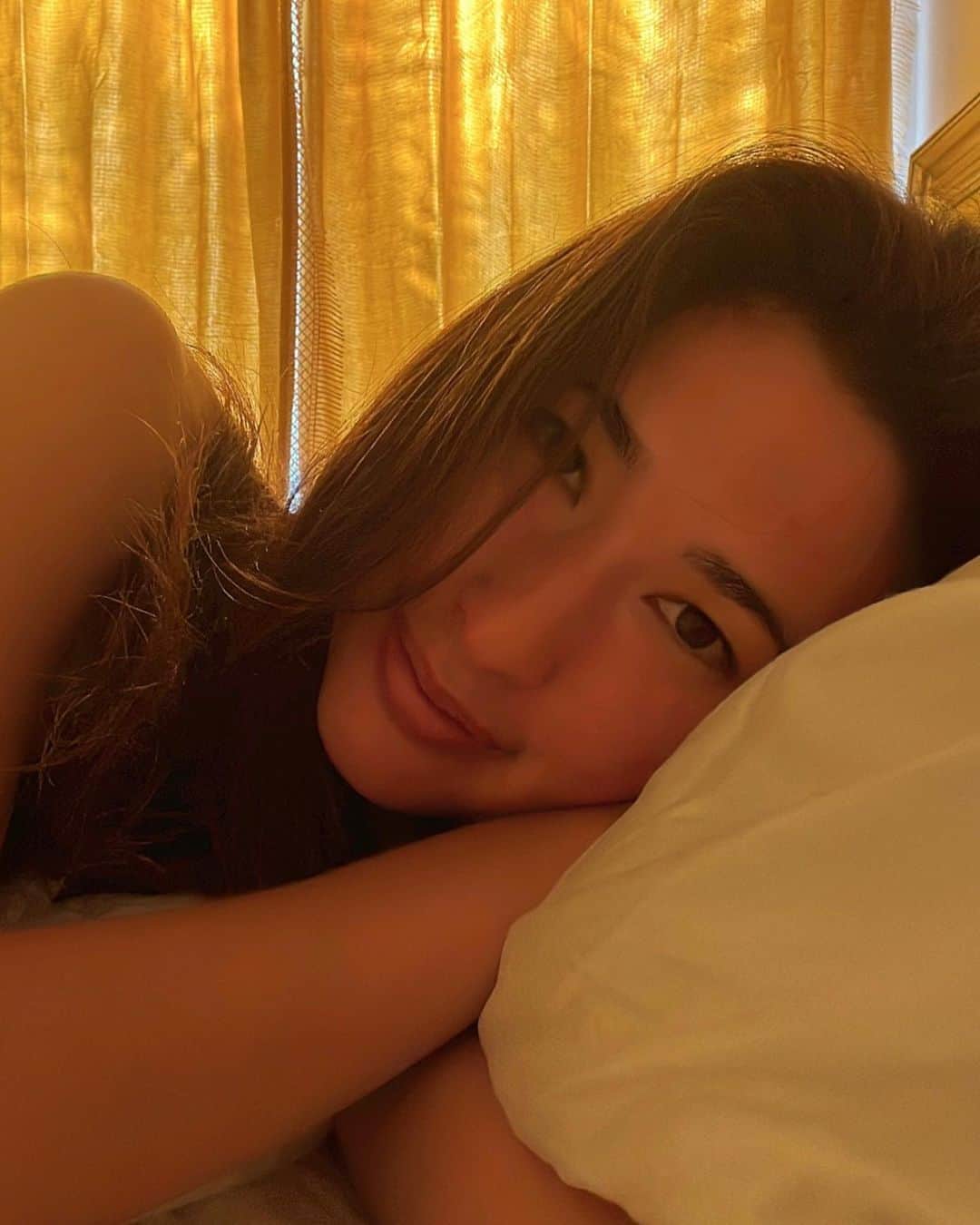 メロディー洋子のインスタグラム：「Happy Leo Szn to All! Happy Birthday to all of my fellow Sun Stars! 💛🌞💛  The warmth you shine through your heart is felt by everyone in your orbit. 🌟💛💫  I rest deeply in the knowing of the truth that we are unconditionally loved and nothing could ever stop that love because Love is all there is. Everything else is an illusion. 🫶🏽  Reposting this photo here with great gratitude for all of the love you have sent me. Thank you to you my IG friends and family. Beautiful reflections shine all around me. 🙏🏽😌✨  Heading to Tokyo now! See you soon! 🇯🇵 日本に行ってきます❣️」
