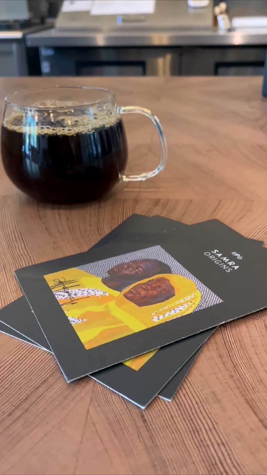 Blue Bottle Coffeeのインスタグラム：「Now that we’ve covered iced, here’s how to brew Samra Blend Vol. 1 via our favorite method for hot - the pour over. Grab a bag at select cafes and follow along at home.   Check the cafe list at the link in our bio or head to samraorigins.com.  What You’ll Need: Samra Blend Vol. 1 12oz Mug Scale Carafe Dripper Filter Grinder  How To Prepare: 1. Grind 25g of Samra Blend Vol 1. 2. Grab a clean carafe and place dripper on top 3. Add coffee and bloom to 60g 4. At 40 seconds, bring the total water weight to 150g 5. at 1:10, bring the total water weight to 250g 6. at 1:40, bring the total water weight to 350g 7. Let the coffee finish brewing, then pour into your favorite mug」