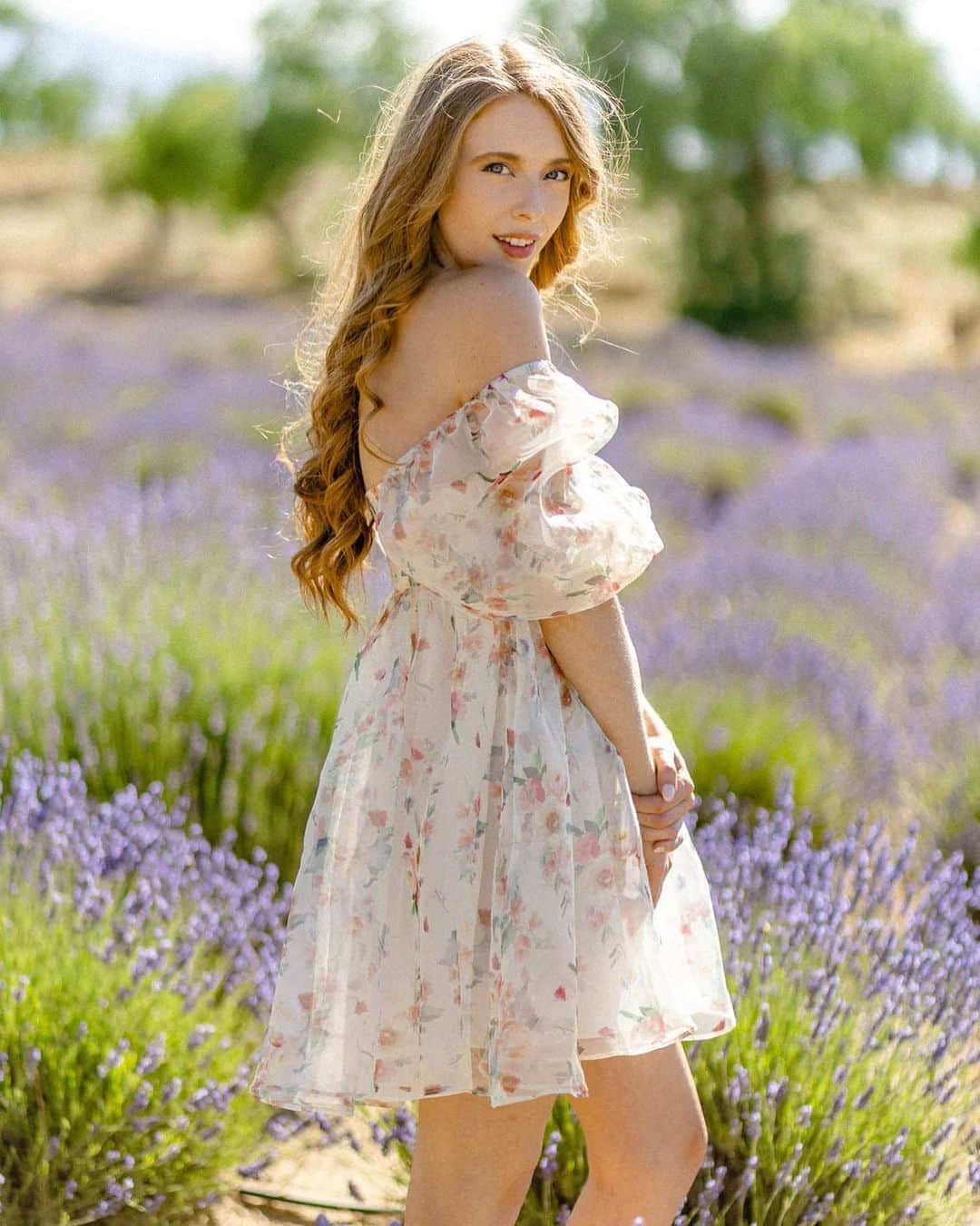 アシュリン・ピアースのインスタグラム：「“Say yes to new adventures” ✨  Photography: @ohwowtina  For: @shopmorninglavender   #MorningLavender #AshlynPearce #model #models #modeling #photography #bestphoto #lavenderhaze #lavenderfields #photoshoot #boutique #dresses #pretty #redheads #actress #streamer #lovely #fashion #love #beauty #California #californiagirl #summervibes #summer #flower #flowers」