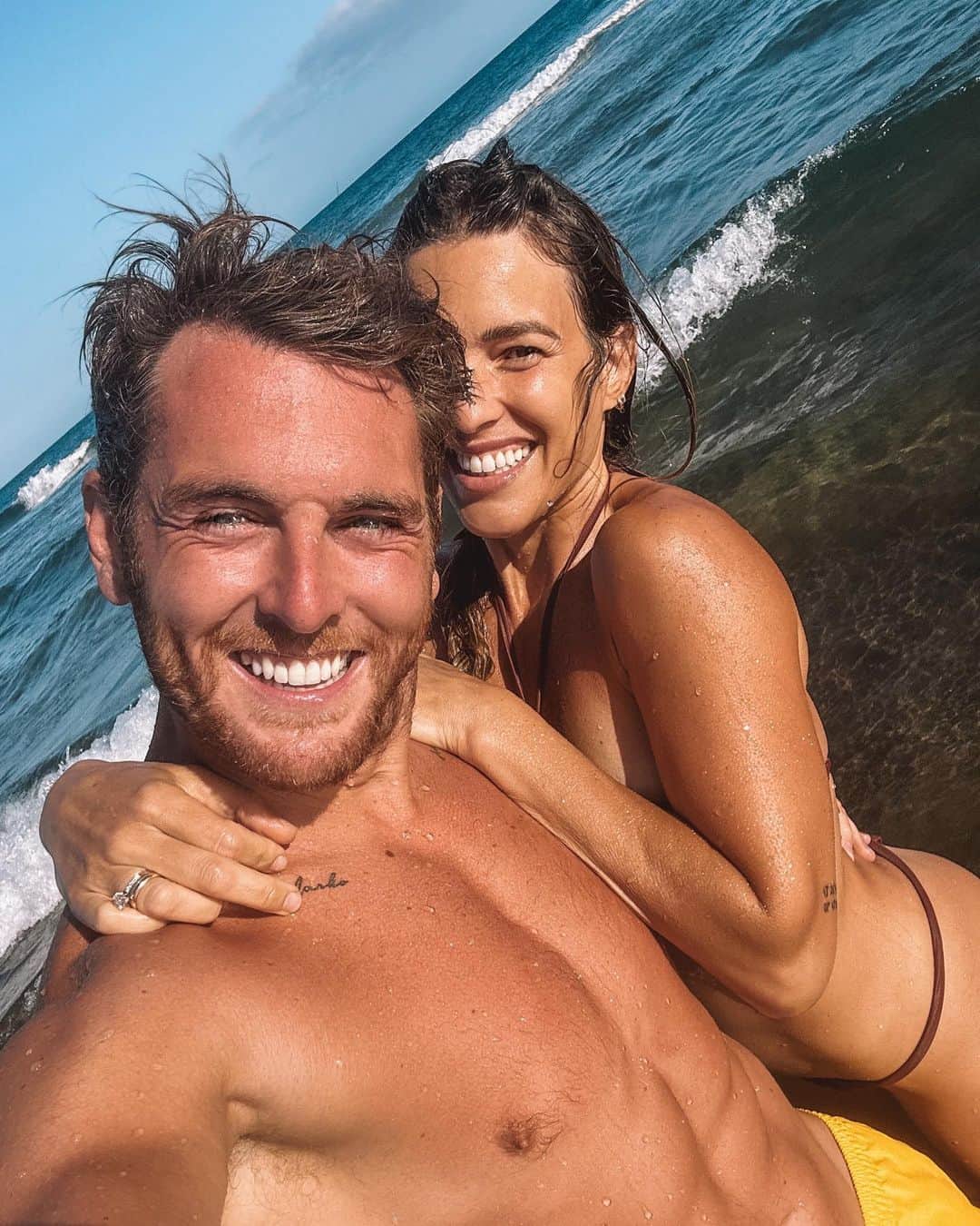 イバイ・ゴメスのインスタグラム：「🏖️❤️🧠  • La combinación perfecta • Apurando los días ☀️」