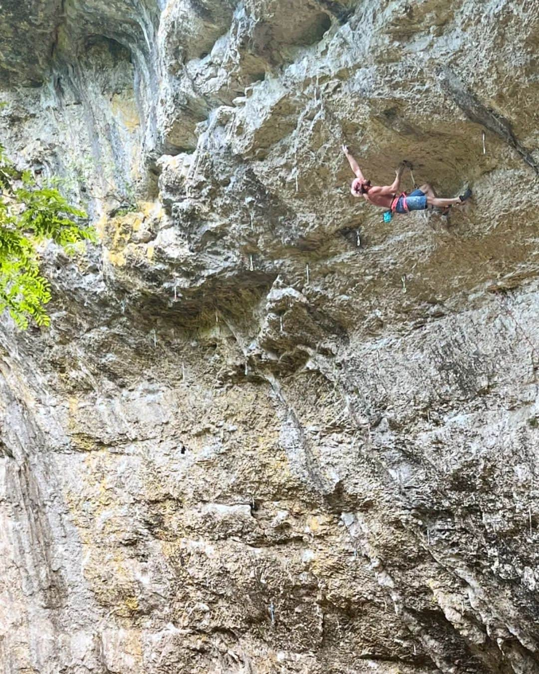 イェルネイ・クルーダーのインスタグラム：「Call me a crybaby, but heat is no good for me 🤣. Temperature drop = Il sultano nero, 8c ________________ @ocun.climbing @scarpaspa」