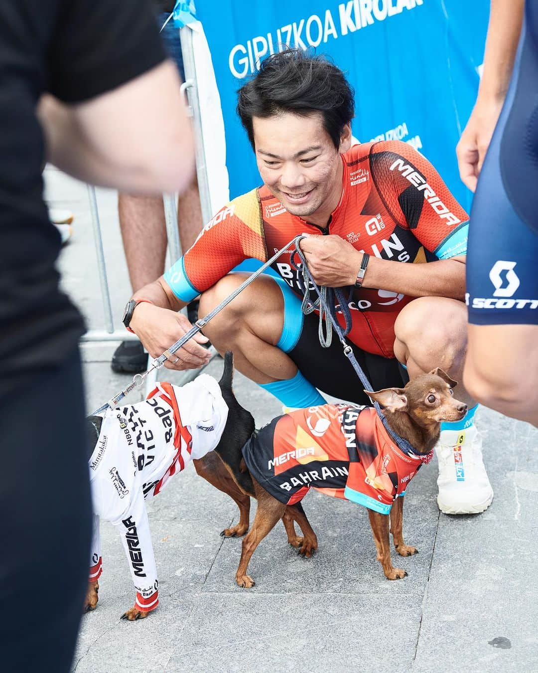 新城幸也のインスタグラム：「🎌 Yukiya   🐶 Corin 🦮 Rinku  “頑張れパパ”  #Klasikoa2023  📸 @naikefotosport」