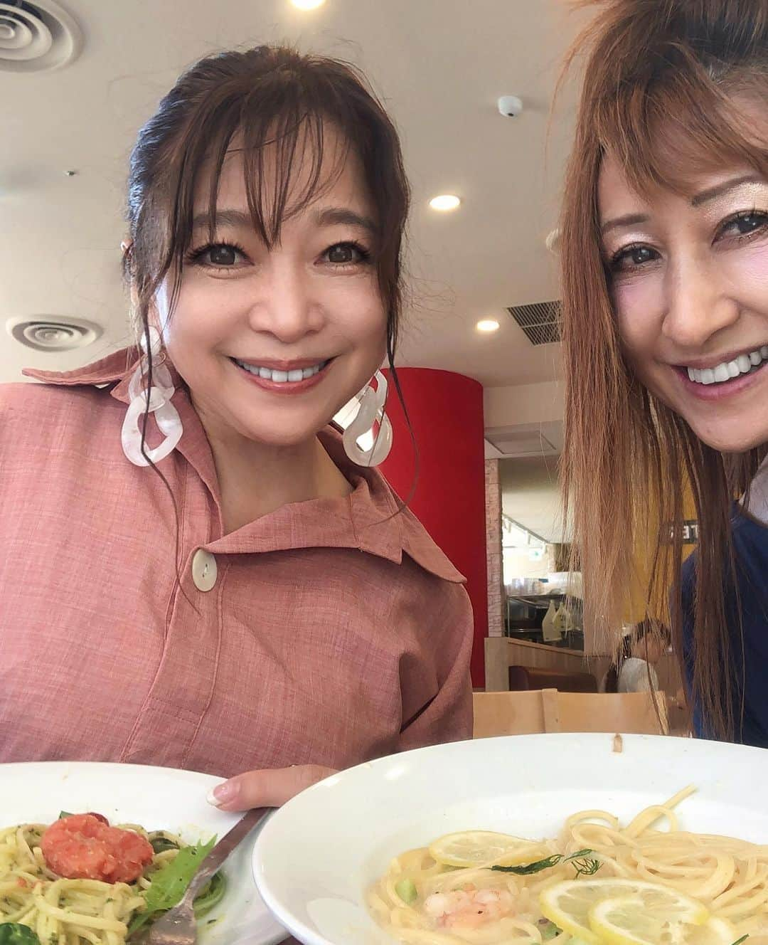 原めぐみさんのインスタグラム写真 - (原めぐみInstagram)「（原めぐみofficial） yomiさんとパスタランチ🎵 この時期にピッタリの冷静のジェノヴエーゼ、そして期間限定のレモンクリームパスタでサッパリと…シェアして美味しかったぁ❣️ カッペリーニも食べたかったけどメニューになかったなぁ。  #女子ランチ  #パスタランチ  #ジェノヴェーゼ  #yomi  さん #原めぐみ #meguming #megumihara」7月29日 3時56分 - meguming.h