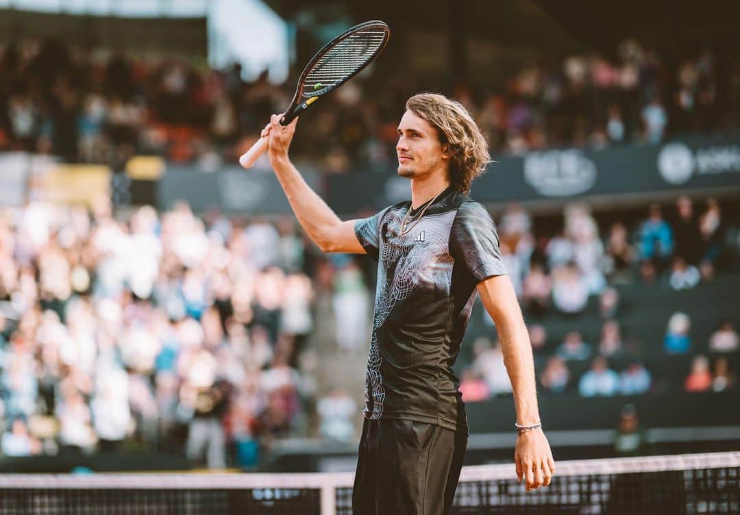 アレクサンダー・ズベレフのインスタグラム：「There’s no place like home 🖤❤️💛  📸: @alexanderscheuber #hamburgopen #semis #SF #tennis #atptour #atp500 #hamburg #tennisamrothenbaum」