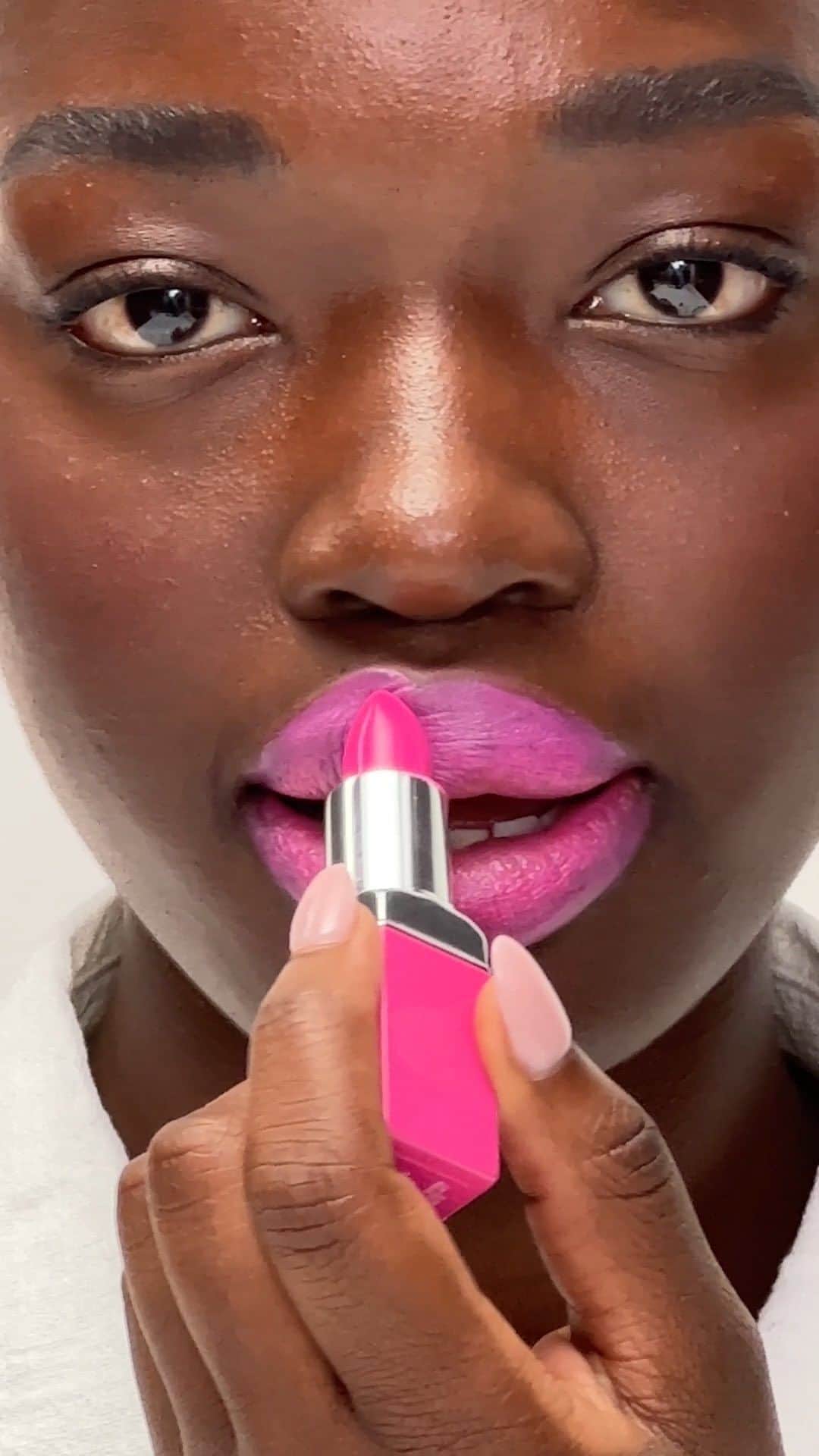 のインスタグラム：「Make your mark.  Pop Lip looks bold, but feels weightless. (Best of both worlds.)   She comes in 16 stunning shades—here’s a few of our faves: 💖 Wow Pop: a cool-toned, bubblegum-bright pink. 💕 Punch Pop: the only fuchsia you’ll ever need. ❤️ Poppy Pop: a vibrant, summery coral. ♥️ Cherry Pop: an easy-to-wear red for the red lip-curious.  #NationalLipstickDay #lipstick」