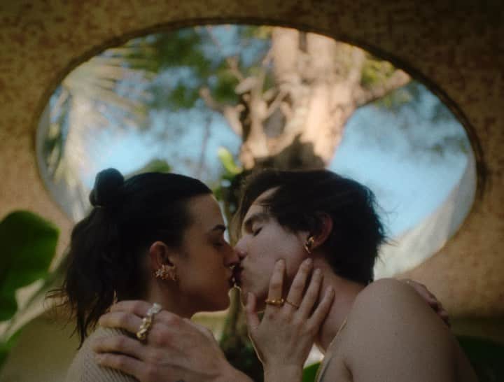 ELLE Brasilのインスタグラム：「Um banho de piscina, um beijo embaixo da árvore, um jogo de xadrez no jardim. A nova campanha da @nartstudio, de @pedro.nart, é inspirada em cenas cotidianas justamente para representar a maior leveza que está presente na nova fase da marca. Os vídeos foram dirigidos pelo dinamarquês @jens_kj4r e as fotos são de @caiaramalho. “As peças estão mais alegres, menos agressivas, e também contam agora com pérolas, pedras naturais e sintéticas e esferas de metal”, explica o designer. Nart, que trata os seus acessórios como pequenas esculturas, além de buscar atenuar as barreiras de gênero e idade na joalheria, reinterpretou mais uma vez os seus clássicos nas formas de lanças e garras, mas foi além. Agora, o movimento toma conta, com destaque, por exemplo, para o colar Serpentina, feito em colaboração com o artista Marcus Braga e que é inspirado nos giros e torções dessa fita colorida de carnaval. A maior parte das peças está a venda no e-commerce da @nartstudio, mas itens únicos podem ser adquiridos na loja física, a @27loja, onde a marca divide espaço com etiquetas como @alexandreherchcovitch e @papelariainstagram.」