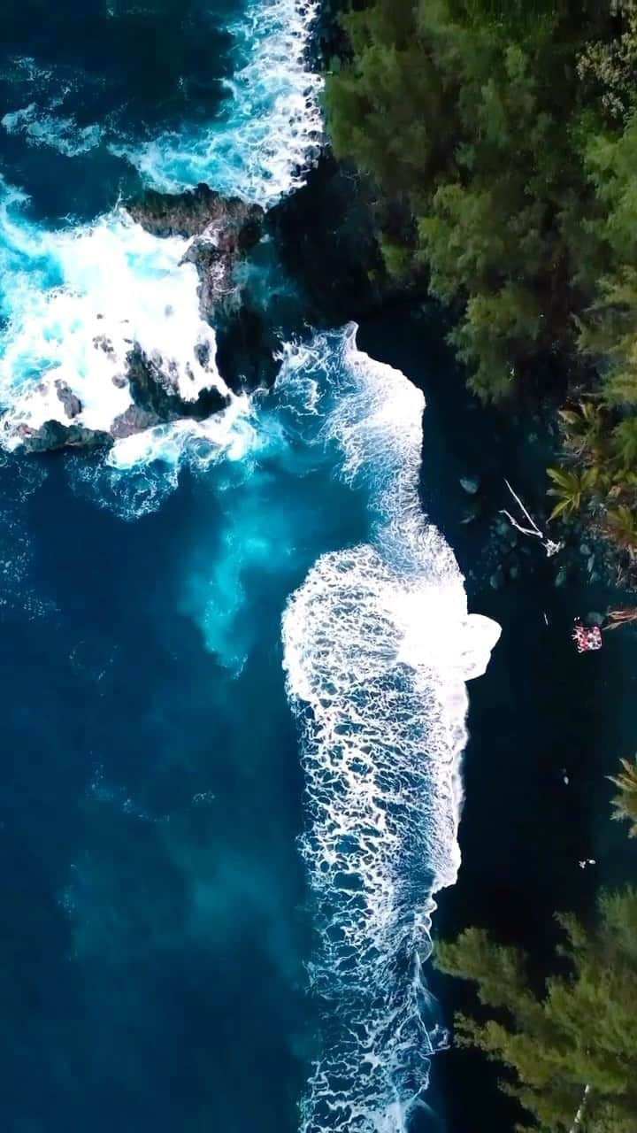 ハワイアン航空のインスタグラム：「Here’s your friendly reminder to take a moment to slow down and relax.🌊🌴  🎥: @suril_  #AlohaFriday #BigIsland #Hawaii」