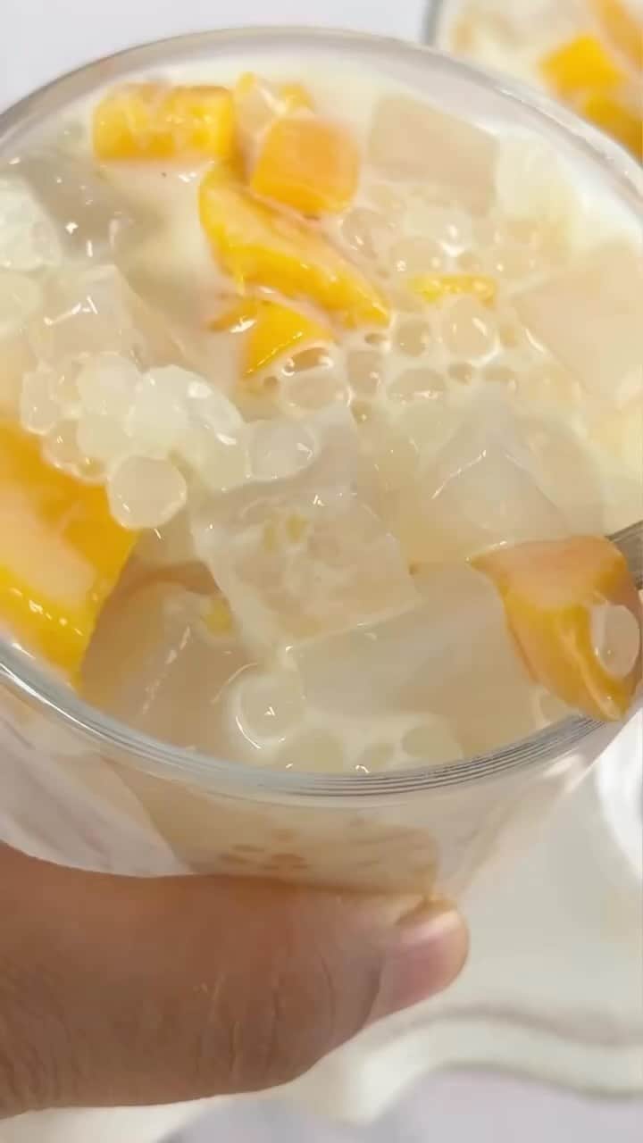 Sharing Healthy Snack Ideasのインスタグラム：「Mango Sago aka Mango Bango is my new favourite dessert 🥭 by • @threecupsofchai  Originating in the Philippines, and popular across Asia, it’s so easy to make, comes together in no time, and the cooling qualities of sago/tapioca are exactly what your body needs after a long day of fasting.  I’m going to say it’s perfect for a lighter Eid dessert too - play with the fruits: add strawberries, kiwi, or any other fruit (or mix them up!) and enjoy!  Here’s how to make it:  Add 1 cup of small or medium sago/tapioca to about 5 cups of boiling water  Simmer for ten minutes, stirring often so they don’t stick to the pot.  Turn off the heat, cover and rest for ten more minutes.  The tapioca should have plumped up and become clear (it’s white to begin with!)  Strain the tapioca and add to a large bowl.  Add in 1 cup of milk, half a can of sweetened condensed milk (I recommend Eagle Brand) and stir.  Dice 2-3 mangoes, strain one jar of coconut jelly (Nata da coco), and add both to the tapioca mixture.  Stir to combine and refrigerate for a few hours before serving.  This dessert can easily be made vegan: use coconut milk and coconut condensed milk in place of the dairy.  #mangosago #ramadandesserts #eiddesserts #ramadanrecipes #dessertideas #iftarideas #easydesserts #glutenfreedesserts #vegandessertrecipes」