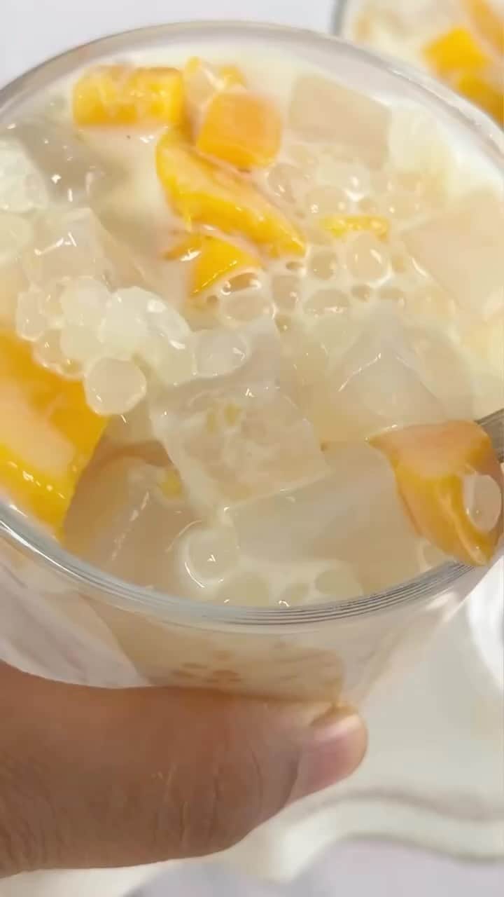 のインスタグラム：「Mango Sago aka Mango Bango is my new favourite dessert 🥭 by • @threecupsofchai  Originating in the Philippines, and popular across Asia, it’s so easy to make, comes together in no time, and the cooling qualities of sago/tapioca are exactly what your body needs after a long day of fasting.  I’m going to say it’s perfect for a lighter Eid dessert too - play with the fruits: add strawberries, kiwi, or any other fruit (or mix them up!) and enjoy!  Here’s how to make it:  Add 1 cup of small or medium sago/tapioca to about 5 cups of boiling water  Simmer for ten minutes, stirring often so they don’t stick to the pot.  Turn off the heat, cover and rest for ten more minutes.  The tapioca should have plumped up and become clear (it’s white to begin with!)  Strain the tapioca and add to a large bowl.  Add in 1 cup of milk, half a can of sweetened condensed milk (I recommend Eagle Brand) and stir.  Dice 2-3 mangoes, strain one jar of coconut jelly (Nata da coco), and add both to the tapioca mixture.  Stir to combine and refrigerate for a few hours before serving.  This dessert can easily be made vegan: use coconut milk and coconut condensed milk in place of the dairy.  #mangosago #ramadandesserts #eiddesserts #ramadanrecipes #dessertideas #iftarideas #easydesserts #glutenfreedesserts #vegandessertrecipes」