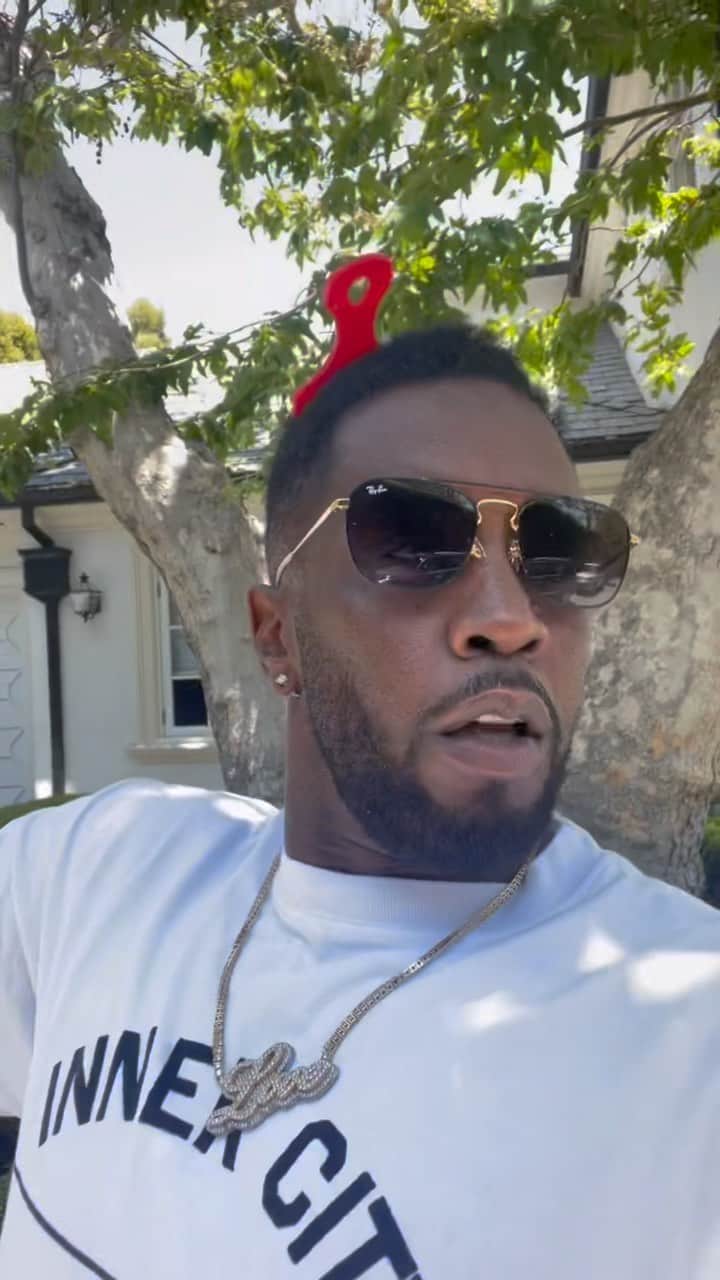 ディディのインスタグラム：「I declare the day of Friday a global multi-national mental health awareness holiday! Every F#%k It Friday we’re going to say f#%k the bullshit, f#%k the stress ,f#%k the news, f#%k any of the bullshit that’s in your life that’s stressing you! Let go and Let GOD!!!   LOVE 🖤🙏🏿💫⚡️✨」