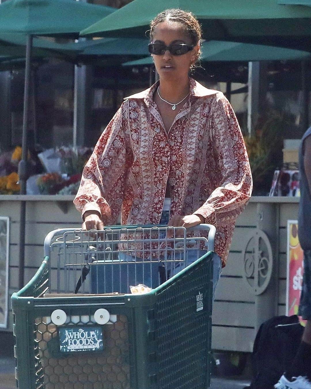 Just Jaredさんのインスタグラム写真 - (Just JaredInstagram)「Malia Obama stops by a local Whole Foods to pick up a few groceries in a rare outing. #MaliaObama Photos: Backgrid」7月29日 4時25分 - justjared