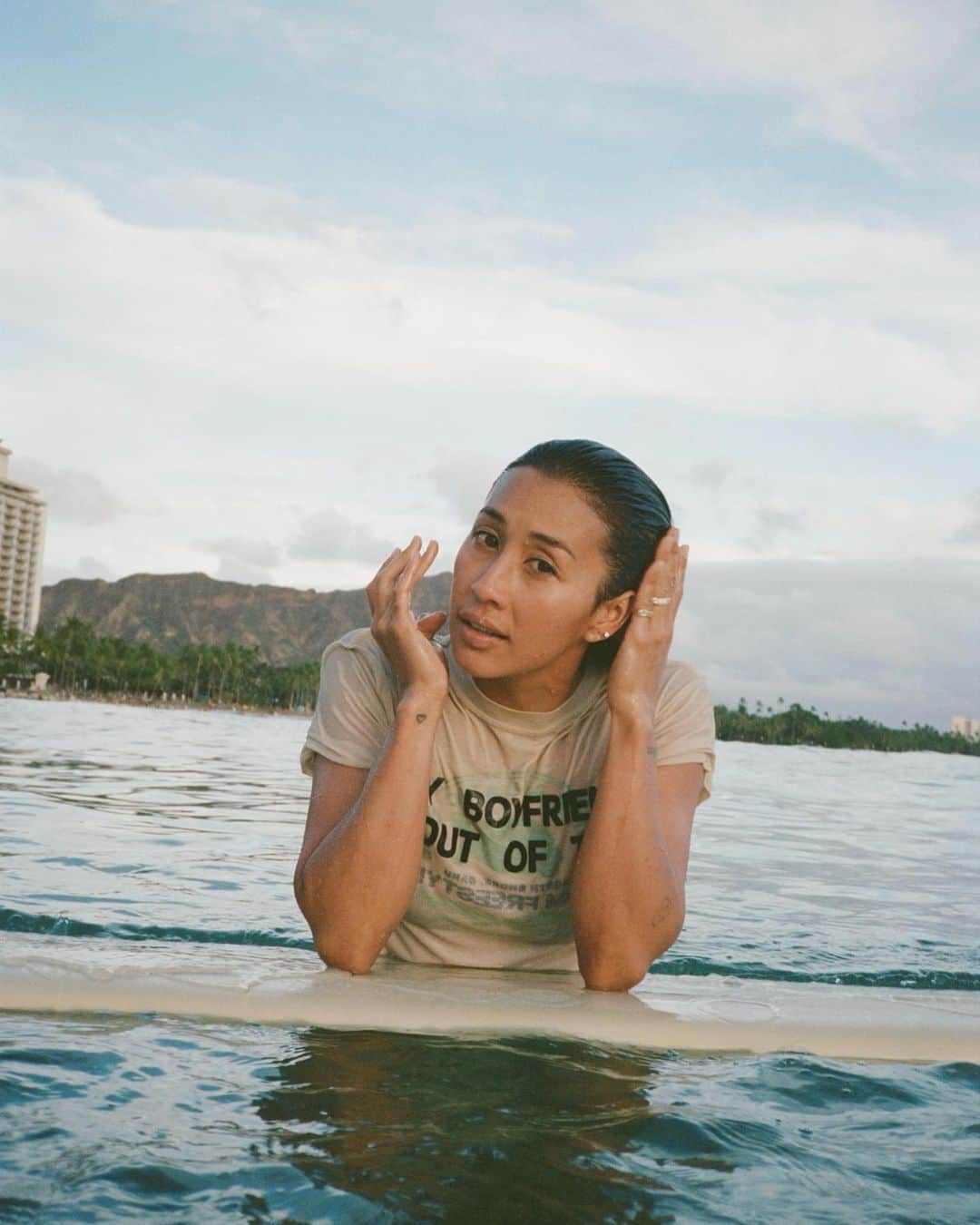 ケリア・モニーツのインスタグラム：「The irony @wahinehonolulu by my brother @evanmock」