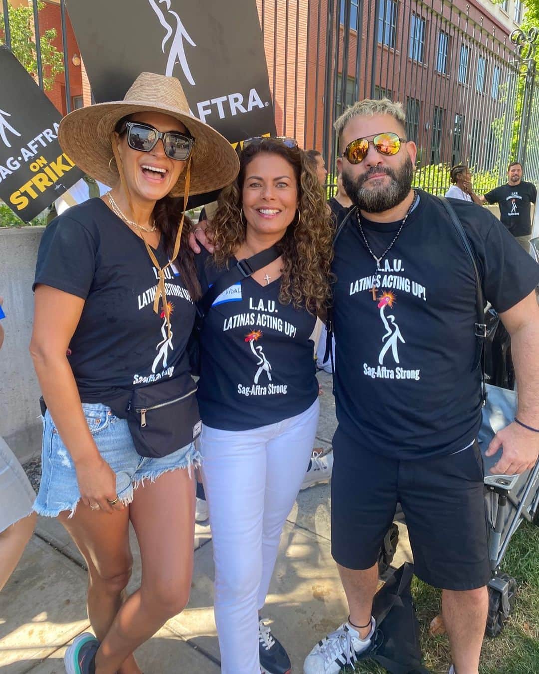 ギレルモ・ディアスさんのインスタグラム写真 - (ギレルモ・ディアスInstagram)「Out here with my Latina sisters,fightin the good fight..#SAGAFTRAStrike #SAGAFTRAStrong #WGAStrong」7月29日 4時40分 - guillermodiazreal