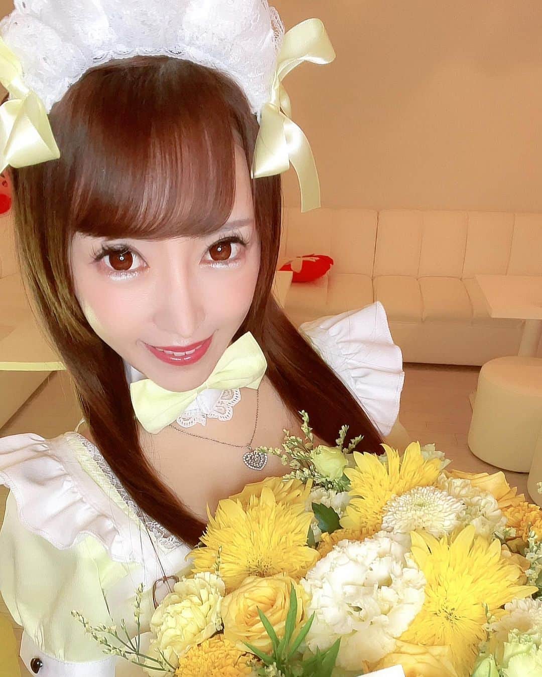 のインスタグラム：「お花を贈れる人って素敵🌼  #メイド#コスプレ#コンカフェ嬢#名古屋コンカフェ#アールズカフェ#キャバクラ#錦#japan #japanesegirl#flower」