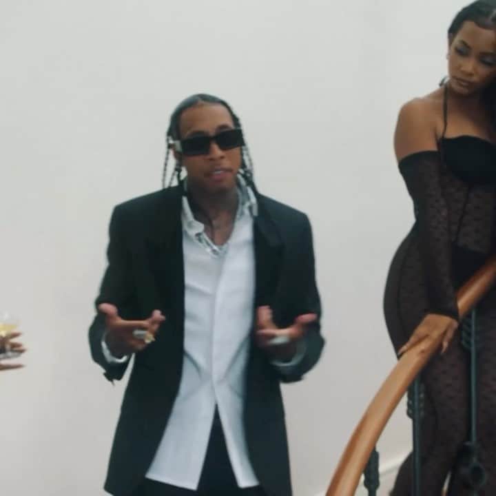 タイガのインスタグラム：「@saweetie bday video out now 🔥🔥🎂🎂🎂」
