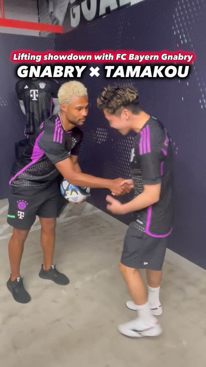 たまこうのインスタグラム：「. At the collaboration event between Adidas and FC Bayern Munich I had a lifting showdown with the German national team No. 10🇩🇪 Gnabry😆　@sergegnabry   It was a happy time to kick the ball with my favorite player, Gnabry! It was a really great memory! Thank you to Gnaburi for kicking the ball with me🙇‍♂️  I will continue to support you 😊  And thank you to everyone who made this opportunity possible. I'm here!  Thank you very much 😊  アディダスとFCバイエルンミュンヘンのコラボイベントで ドイツ代表10番🇩🇪ニャブリ選手とリフティング対決をしました😆 @sergegnabry   大好きなニャブリ選手とボールを蹴れて幸せな時間でした！ 本当に最高な思い出になりました！ 僕とボールを蹴ってくれたニャブリ選手ありがとうございました🙇‍♂️  これからも応援してます😊  そしてこの様な機会を作ってくれた全ての皆様に感謝して おります！  ありがとうございました😊  #MiaSanMia #AudiFCBTour #fcbayern  #soccer  #football @fcbayern @adidas @bundesliga」