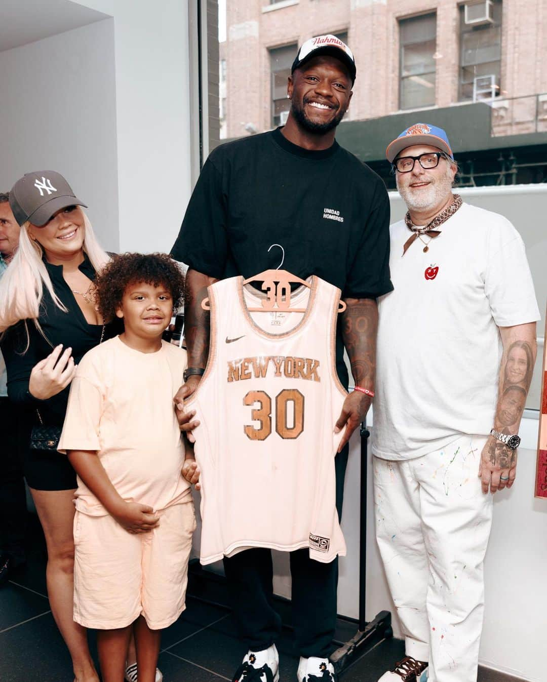 ジュリアス・ランドルさんのインスタグラム写真 - (ジュリアス・ランドルInstagram)「Honored to have my jersey captured by @happylifewood. Go check out his work!  📸: @nickieleerose」7月29日 5時15分 - juliusrandle30