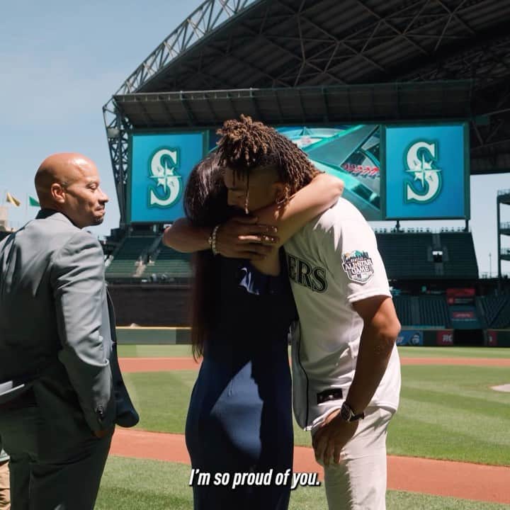 シアトル・マリナーズのインスタグラム：「This one got us 🥹   @tai._.peete’s friends and family had a special message for him on the day he officially became a Mariner.」