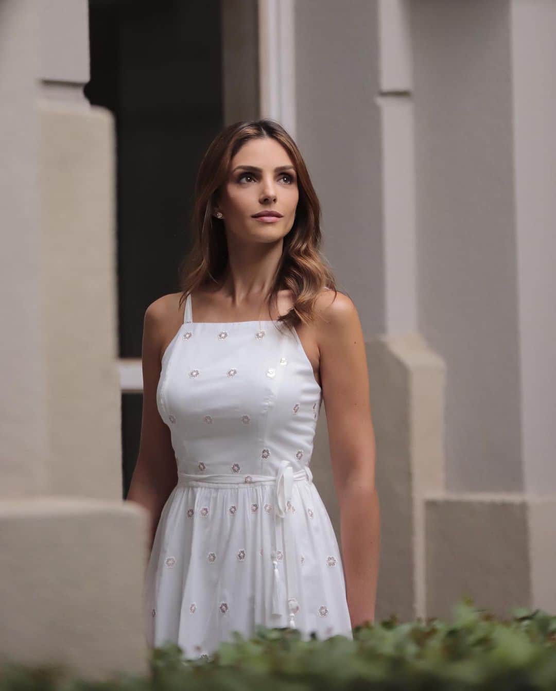 カロリーネ・セリコのインスタグラム：「Tons neutros e peças atemporais como o vestido primavera verão @seikifashion.  #CaCelicoEstilo | publi」