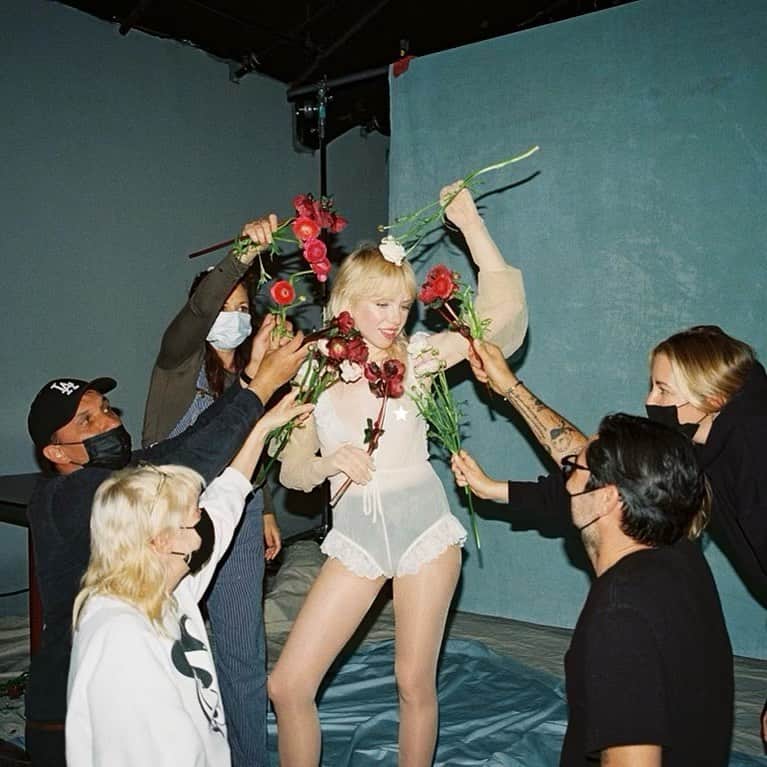 のインスタグラム：「Happy Release Day! I feel released! Now The Loveliest Time is all yours! And we get to start performing again and see you beauties face to face. “City to city, heartbeat to heartbeat, you got me you got me”   I woke up in Vancouver to kick off the tour w @xboygeniusx on home turf. Check out these snap shots of memories collected from The Loneliest Time until now!   The Loveliest Time 🎈」