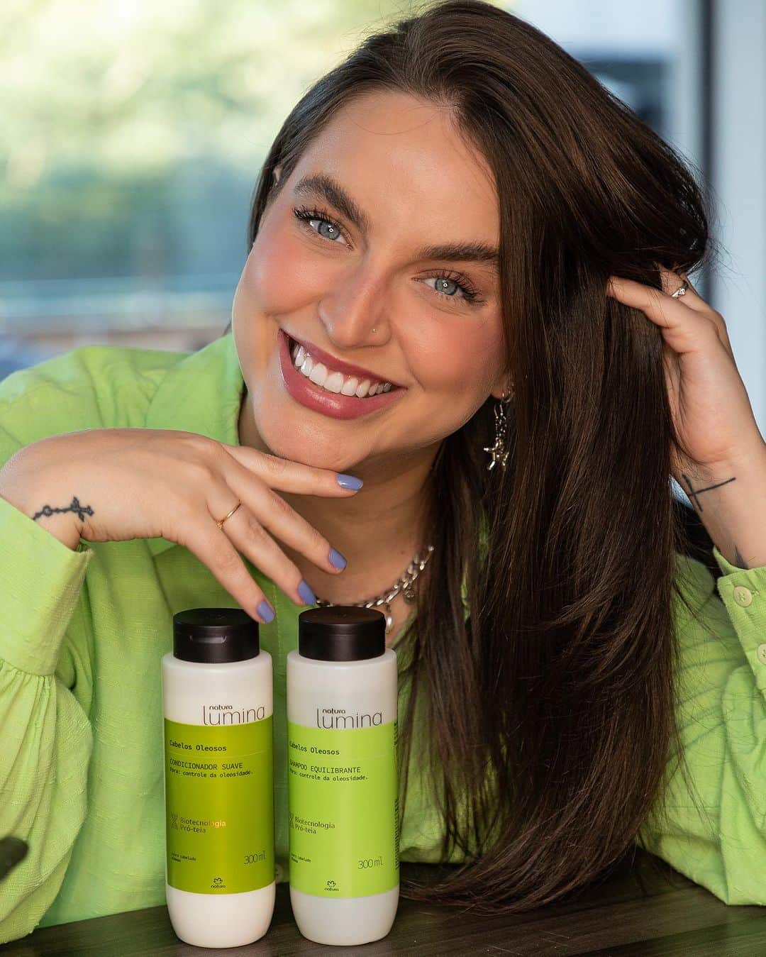 Bruna Unzuetaのインスタグラム：「Quem já conhece essas belezinhas que salvam nossos cabelos da correria do dia a dia? Com a linha completa de @naturabroficial você não só trata a oleosidade dos fios e raiz, mas também realça o brilho e maciez. Pronto, contei meu segredinho, agora é com vocês. 😉 #publi #NaturaLumina」
