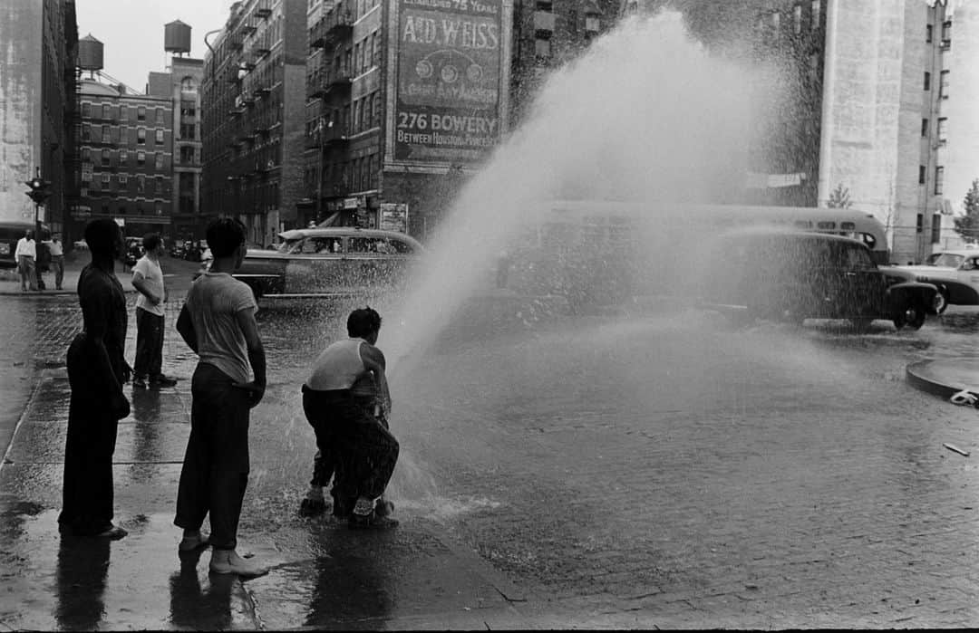 lifeさんのインスタグラム写真 - (lifeInstagram)「I think it's safe to say that we are all melting during this current heat wave 🥵  Click the link in bio to see how New Yorkers beat the heat in the sizzling summer of '53!   (📷 Peter Stackpole/LIFE Picture Collection)   #LIFEMagazine #LIFEArchive #HeatWave #Summer #Sizzling #1950s #NewYork」7月29日 5時51分 - life