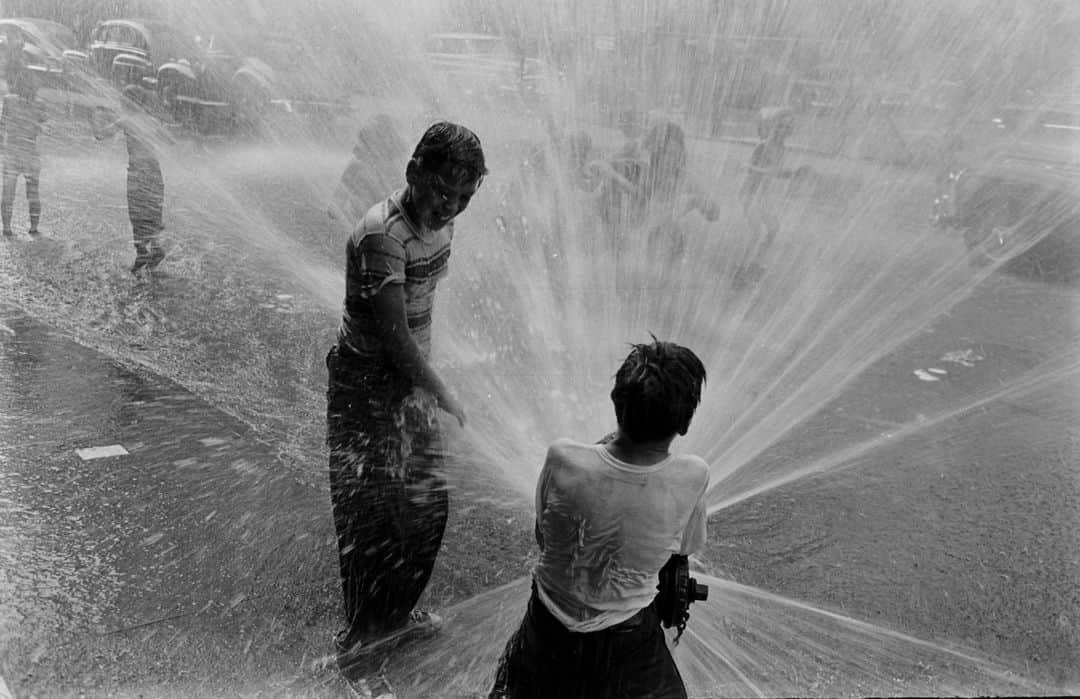 lifeさんのインスタグラム写真 - (lifeInstagram)「I think it's safe to say that we are all melting during this current heat wave 🥵  Click the link in bio to see how New Yorkers beat the heat in the sizzling summer of '53!   (📷 Peter Stackpole/LIFE Picture Collection)   #LIFEMagazine #LIFEArchive #HeatWave #Summer #Sizzling #1950s #NewYork」7月29日 5時51分 - life