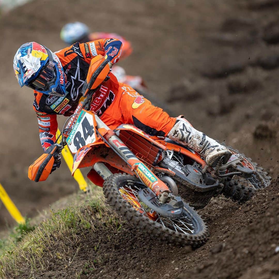 Racer X Onlineのインスタグラム：「It’s been just over a month since Jeffrey Herlings fractured the C5 vertebrae in his neck at  Germany. But after being cleared to race, the Dutchman, will return this weekend for the MXGP of Finland 🇫🇮 @mxgp #MXGP」