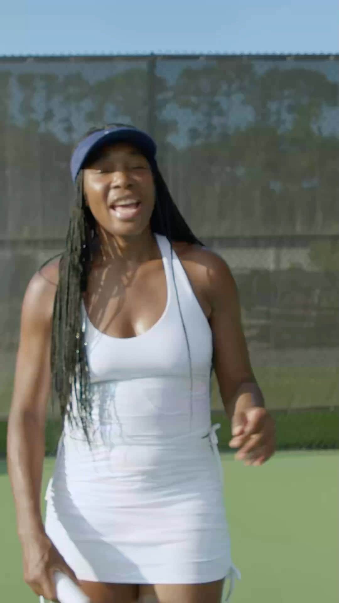 ビーナス・ウィリアムズのインスタグラム：「In this week’s lesson, we will learn about how I use a backhand shot in tennis🎾 I hope this inspires more people to start playing, and practice every day! Click the link in my bio to watch the full video🎥」