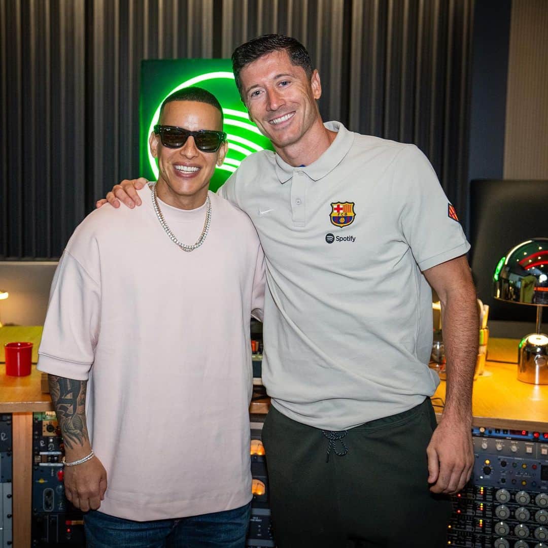 ロベルト・レヴァンドフスキのインスタグラム：「😎 what a meeting!  @daddyyankee  @fcbarcelona  @spotify」