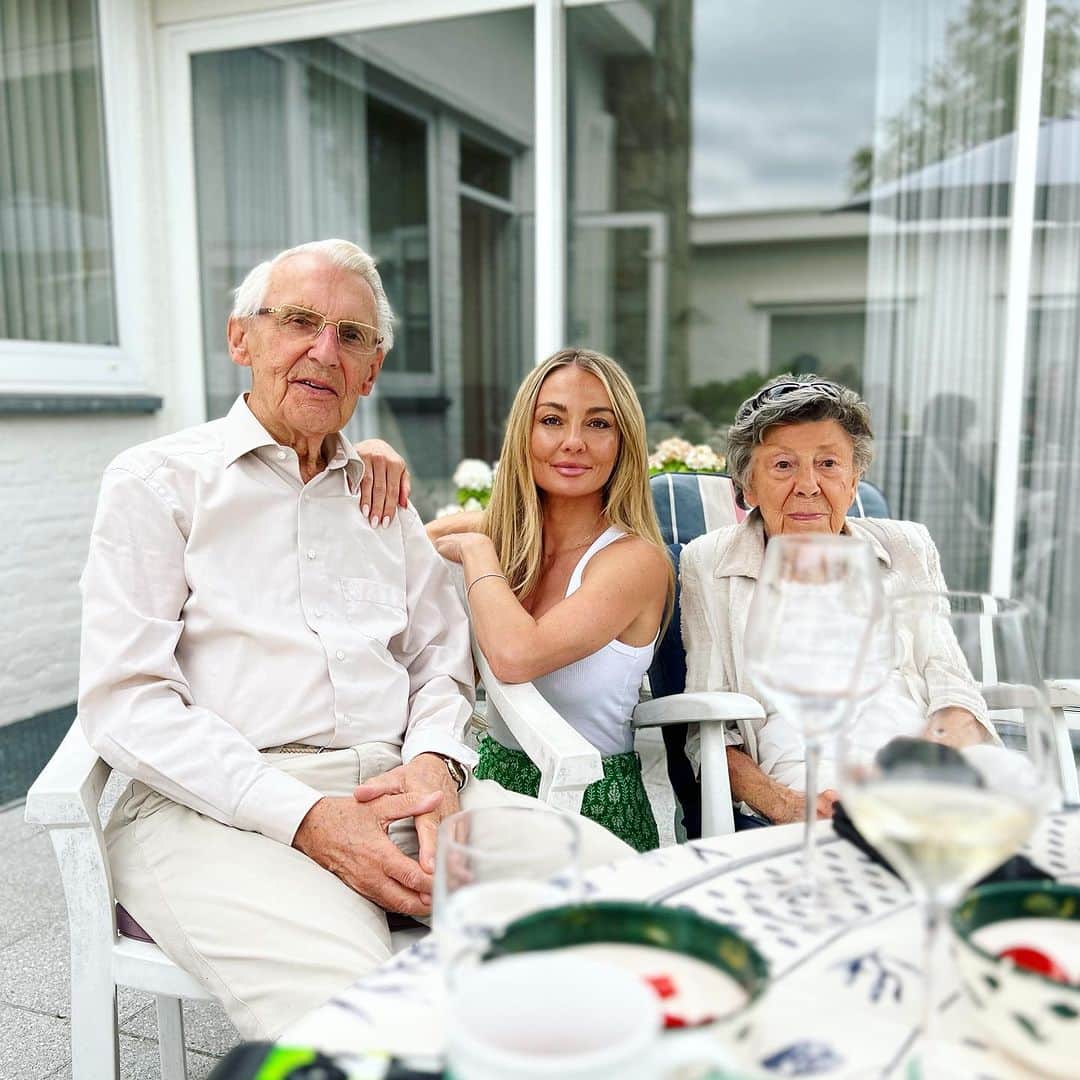 BROOKE EVERSのインスタグラム：「All the mems from the Netherlands to Belgium 🥰 1. My incredible Opa and Oma who are now 90! Rocky is so lucky to have both great grandparents here in Holland. 2. Rocky has discovered Rock music and is obsessed! Sometimes we crank it so loud in the car and she loves it!  3. Rocky obsessed with her Great Grandpa (Old Opa)  4. Dutch liquorice or Dutch “drop” - the reason I’ve gained 3 kgs and 4 cavities. 5. I accidentally walked into a weed store with Rocky but she was fascinated, so we had a look around 6. We bought a little Dutch dolly from the souvenir weed store 7. We are now in Antwerp, Belgium for Tomorrowland! It’s so beautiful  8. Rocky loving all the beautiful sites 9. Love this quote!」