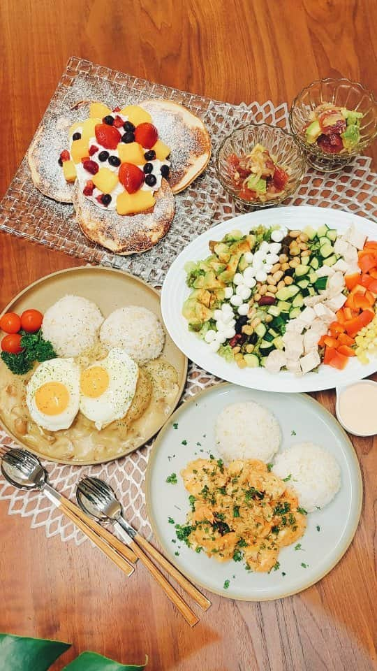 天霧真世のインスタグラム：「【𝙃𝙖𝙬𝙖𝙞𝙞𝙖𝙣 𝙃𝙤𝙢𝙚 𝙋𝙖𝙩𝙩𝙮🍴🌴🎂】 お家でハワイアンパーティー🎊🌴🏠 ⁡·⁡ ⁡「Alexa、ハワイアンミュージックをかけて」と言って音楽を流してハワイ気分を盛り上げる😌🍍🎶⁡ ⁡· 『ハワイアンメニュー🌴🌺🐠』⁡ ⁡★ガーリックシュリンプ ⁡★コブサラダ ⁡★ロコモコ ⁡★アヒポキ⁡ ⁡★パンケーキ ·⁡⁡⁡ ⁡· ★⁡ガーリックシュリンプは、ニンニクオイルに半日漬け込みました🧄 ⁡· ★コブサラダのサラダチキンは、一晩寝かせてしっかり下味🐔🥒🧀 ⁡·⁡ ★ロコモコといえば、グレイビーソース💡⁡ 本場の味に拘り……⁡小麦粉バター、ハンバーグを焼いた肉汁、マッシュルームなどを入れて調理🍳🍄 ·⁡⁡⁡ ★⁡アヒポキは、マグロとアボカドとオニオンのわさび醤油漬け🐟🥑🧅 ⁡·⁡⁡ ★⁡⁡パンケーキは、コストコのオーガニックパンケーキミックスを使用🥞(焼きすぎて焦げた) ⁡牛乳を入れて振るだけで生地完成🎊最高😂⁡ ⁡· ⁡· ウキウキワクワクAloHAPPYな週末となりますように☺️🎵💐🎊🌴🌺 ⁡· ⁡· ⁡#おうちごはん  #ハワイ #おうちハワイ #ハワイアンメニュー⁡ #hawaii ⁡#homeparty #happybirthday #🏠🎊 · 🌈@mayomayo.com_ 💎@mayosacise.official ✏@mayo_paint · · ⁡⁡⁡#tablecoordinate #homecooking #🏠mayo🍴⁡ ⁡·⁡ ⁡·」