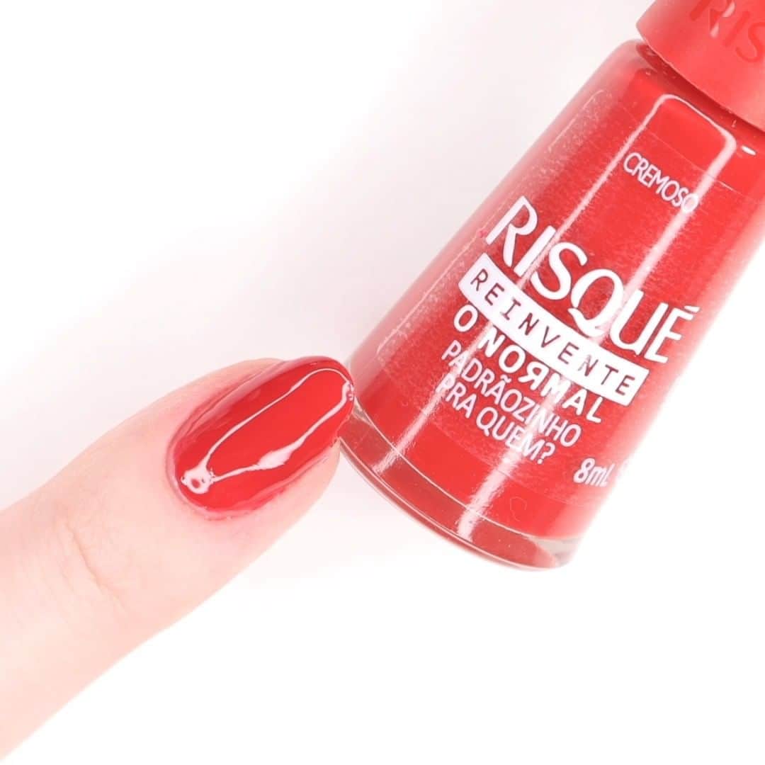 Risqueのインスタグラム：「O que é normal? Existe um jeito certo de ser? A resposta é não! 😉 Pinte a sua história e as suas unhas com Padrãozinho Para Quem?. Esse vidrinho vermelho cremoso maravilhoso para quem ama rejeitar as normas.  📷 @unhabonita  #EsmaltesRisqué #RisquéOficial #RisquéReinventeONormal」