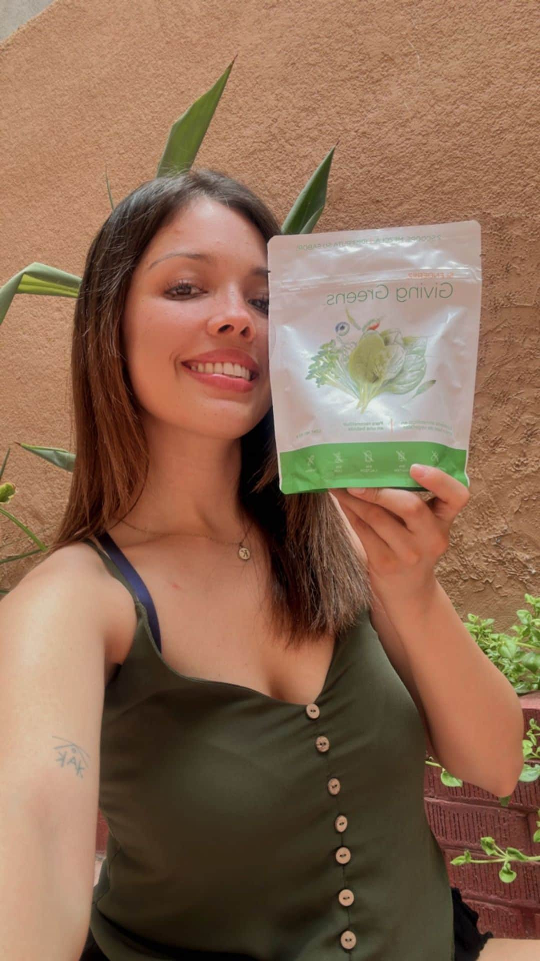 ARIIX Officialのインスタグラム：「Why am I so obsessed with my Giving Greens from @partnercoglobal? 💚🤩🙌🏻   💚 They have helped me improve my digestion 🥬 It’s an easy and wonderful way to get my daily servings of vegetables  💚 They reduce bloating all day  🥬 My inmune system improves and feeling of wellness is amazing 💚 I’m feeling more energetic   I’m in love 💚🤍   Get yours with me!   ———————————————————   ¿Por que estoy tan obsesionada con mis Giving Greens de @partner.co_mexico? 💚🤩🙌🏻  💚 Me han ayudado a mejorar mi digestión  🥬 Son la mejor y fácil manera de consumir mi porción diaria de vegetales  💚 Reduce la inflamación todo el día  🥬 Mi sistema inmune ha mejorado y la sensación de bienestar es increíble  💚 Me siento con más energía   Estoy enamorada 💚🤍   ¡Recibe el tuyo conmigo!   #givinggreens #partnerco #healthyfood #healthylifestyle #lovegreens #slenderiiz #greens #drinkyourgreens #vidasana #saludable」