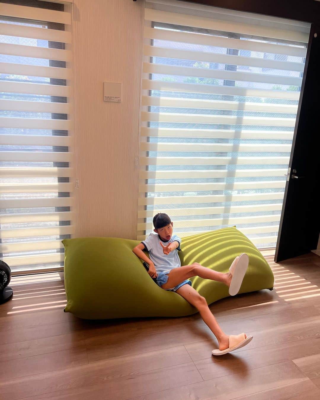 甘糟記子さんのインスタグラム写真 - (甘糟記子Instagram)「仲良しメンバーでレンタルハウス　@macco_rentalhouse へ行ってきました\(//∇//)\  旅行もなかなか日程合わせるのとか難しいけど、近場で別荘感覚で借りられてめちゃくちゃいい！！\(//∇//)\  駐車場も広いので、みんな車で集合( ^ω^ )  カラオケやサウナ、ミニプールもあってめっちゃテンション上がります(≧∀≦)  しかもめっちゃ広くて快適〜\(//∇//)\  キッチンも広いし、一通り道具も揃ってるのでみんなでお料理してもいいし、ケイタリングも頼めるそうです(๑>◡<๑)  とりあえず我が家は一番乗りだったので、お先に失礼して子供達ミニプールへ！  暑いし、最高の水遊び日和(≧∀≦)  ママ達は家の中からでも見守れるのでこれまた最高（笑）  みんなが揃う前からウキウキな我が家でした╰(*´︶`*)╯♡  #レンタルハウス#砧#便利#別荘みたい#別荘感覚#また行きたい#みんなで集まるのに便利#サウナ付き#息子殿姫#息子殿#姫」7月29日 6時03分 - norihey924