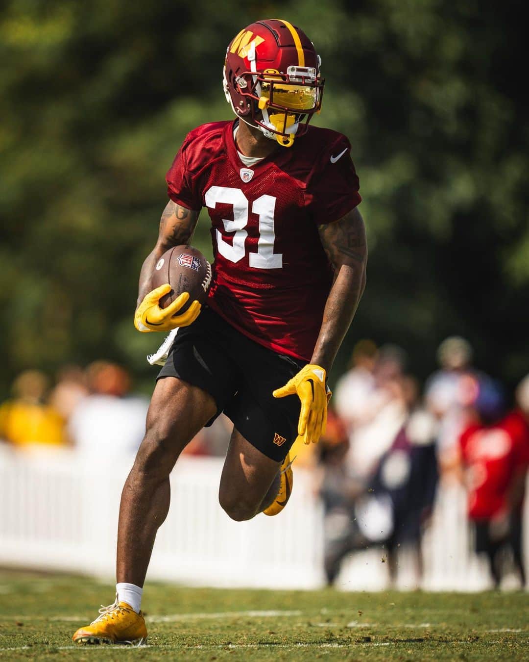 ワシントン・レッドスキンズのインスタグラム：「out here making plays 🤫」
