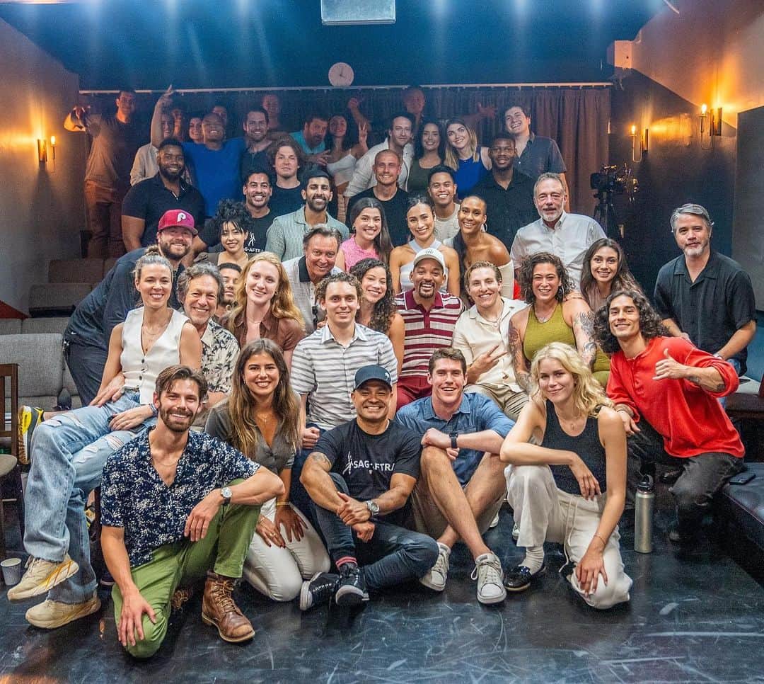 ウィル・スミスのインスタグラム：「I wanna talk for a second about ACTING. As some of yall mighta heard, my guild, @SAGAFTRA are on strike along with our writer colleagues in the WGA. It’s a pivotal moment for our profession. 33 years into my career as an actor and there are still some days when I feel like I’m that kid from Philly who’s on borrowed time, even though I know I’ve been extraordinarily blessed and lucky to have worked as an actor all this time. It’s thanks to my friend, my teacher and my mentor @aaronspeiser whom I fondly refer to as ‘coach’ that those days when I feel like I don’t belong are fewer and further between.   Coach invited me to an acting class the other day and I met a group of our talented next generation of actors and they amazed and inspired me!   I’m grateful to coach for continuing to support these talented hopefuls in this art-form that I love and have been lucky enough to work in for three decades of my life! Thanks COACH! 📷 @aidan」