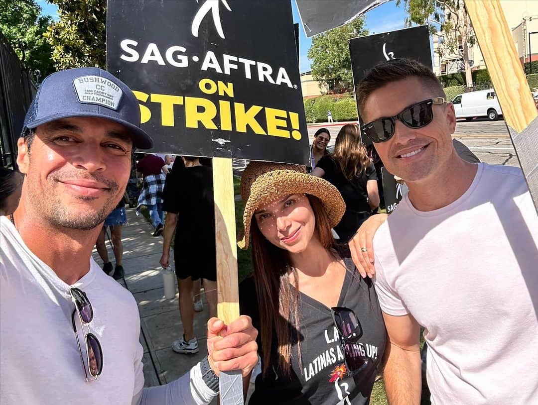 マット・セデーニョのインスタグラム：「Out here with queridos amigos contributing some support for the cause ✊🏽 #sagaftrastrong」