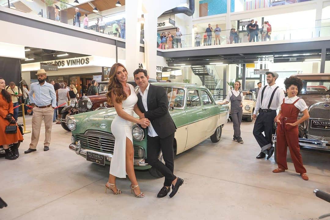 Nicole Bahlsのインスタグラム：「Ontem foi dia de inaugurar o @mercadomunicipal.niteroi e eu acompanhei de perto todo esse processo, foi emocionante poder fazer parte dessa história. Parabéns @marceloviana e toda equipe… Tenho certeza que esse será o novo ponto turístico da cidade 👏😍  Stylist @paulozelenka」