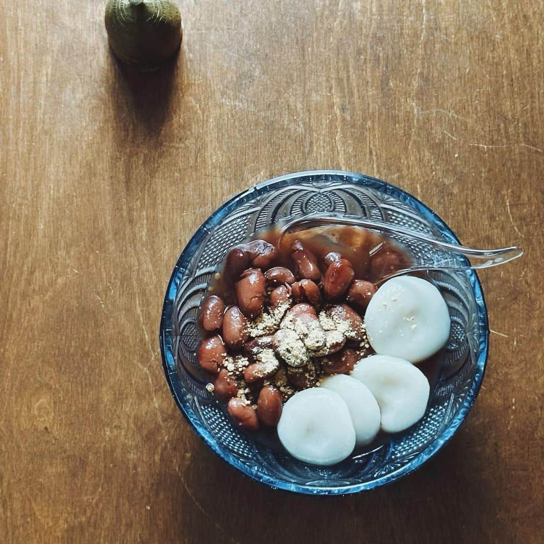 樹神さんのインスタグラム写真 - (樹神Instagram)「炊いたお豆を食べ進めながら何日か火を入れてって煮崩れてきたいい頃合いで食べるうちのぜんざいは、子供の時から小豆じゃなくて金時豆か黒豆。 夏は冷やしで〜  #冷やしぜんざい #金時豆 #豆好き」7月29日 6時31分 - kotamaofficial